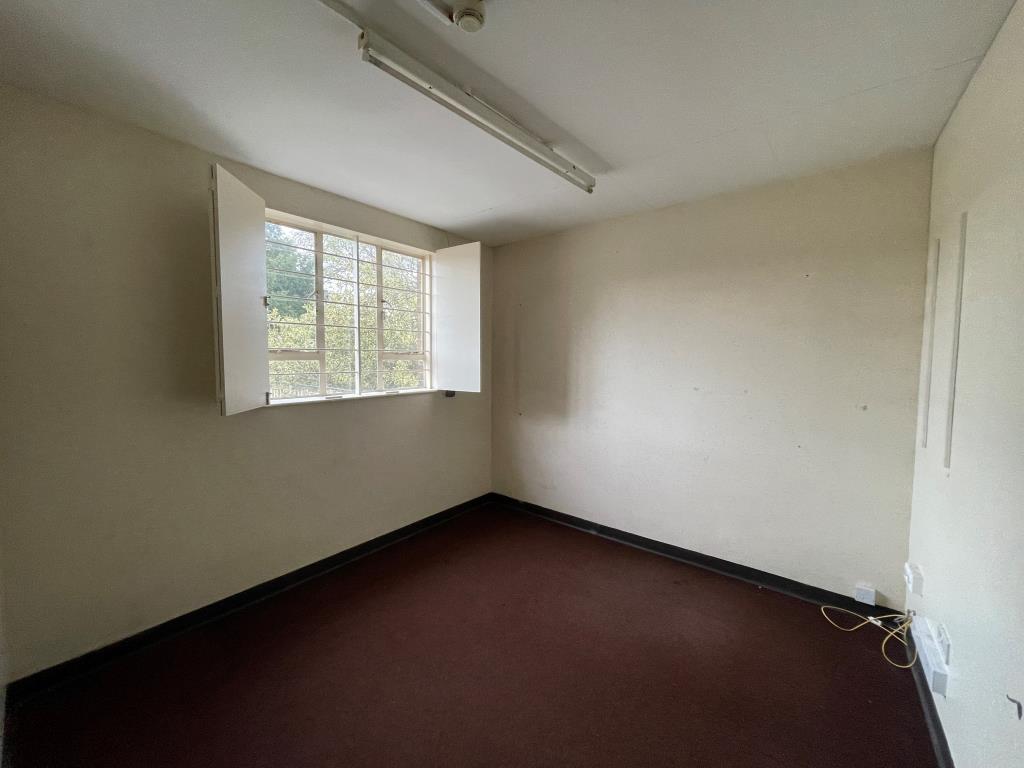 Lot: 145 - VACANT COMMERCIAL PREMISES IN HIGH STREET LOCATION - First floor self contained office